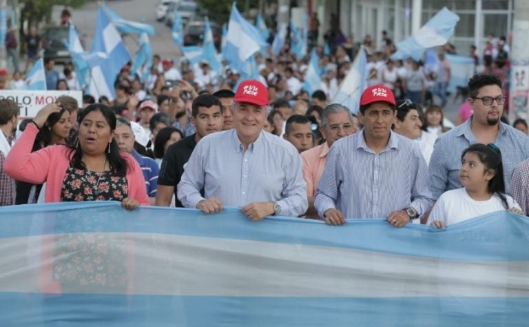 Natalia Sarapura, Gerardo Morales y Ricardo Farfán encabezaron la marcha "Si se puede" en La Mendieta.