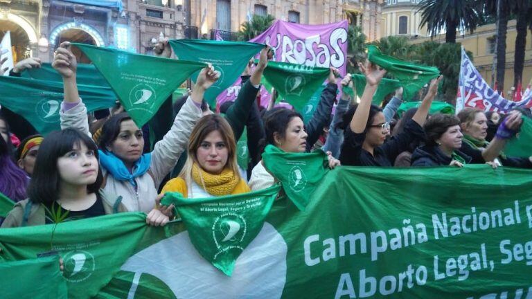 los pañuelos verdes coparon la Plaza Independencia . Foto (VíaTucumán)