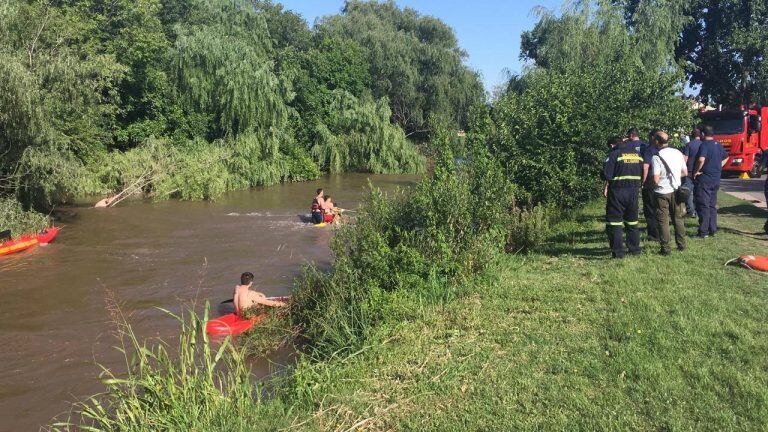 Murió una joven al caer un auto al río Ctalamochita (Fotos gentileza Cadena 3).