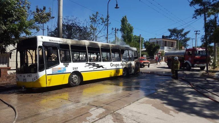 Incendio de un colectivo en Tanti