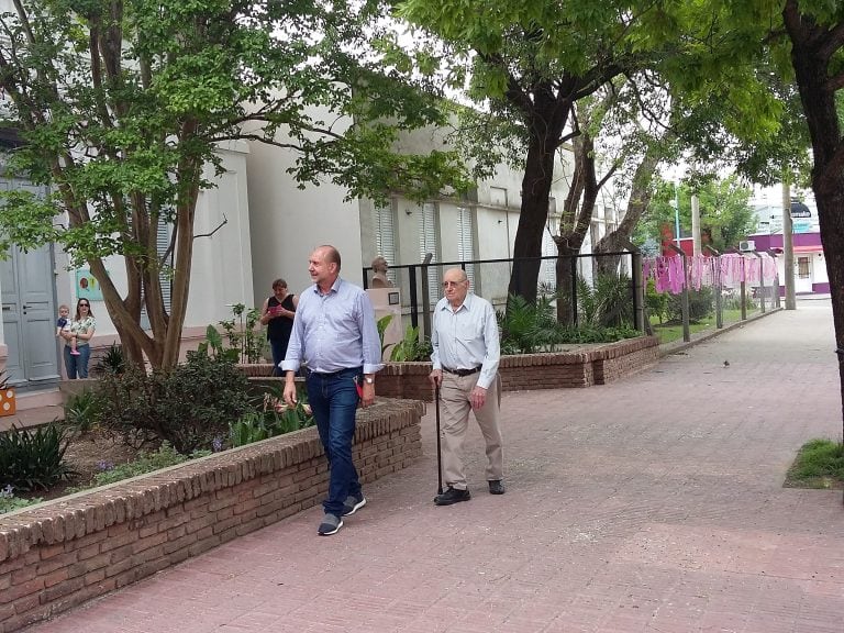 Omar Perotti junto a su padre, llegado a la escuela (Vía Rafaela)