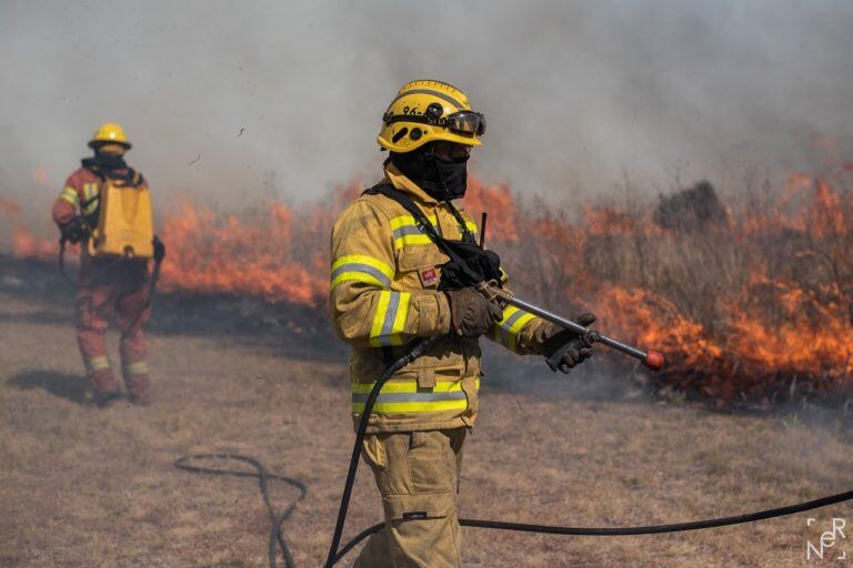 Mauricio Distefani en pleno combate contra el fuego. (Foto: Nicolás Resille).