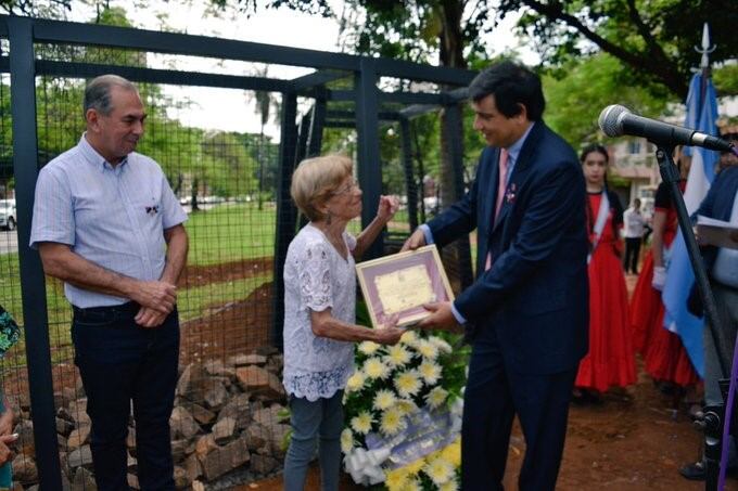 La antropóloga Ruth Poujade recibió su distinción de ciudadana destacada de Posadas, de manos del intendente Losada, junto al jefe comunal electo, "Lalo" Stelatto. (Misiones Online)