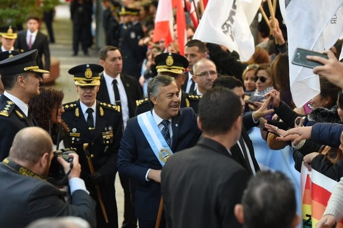 Cornejo arribó a la Legislatura minutos antes de las 10 junto a su esposa Lucía Panocchia y a la vicegobernadora Laura Montero.