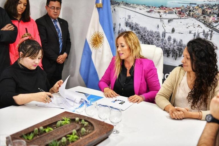 Trabajando junto a Yanira Martinez Ortiz, Subsecretaria de la Vivienda de la Municipalidad de Ushuaia.