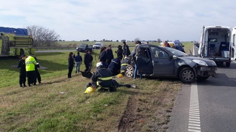 Accidente entre auto y camión en la autopista a Buenos Aires. (Ministerio de Seguridad)