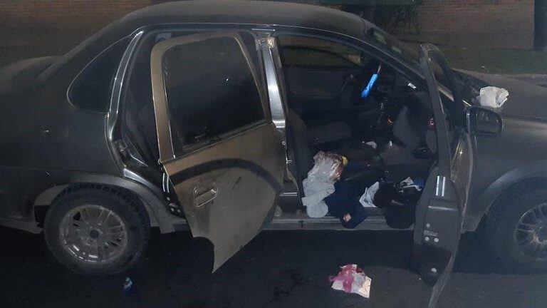 En el auto encontraron una navaja y todo el tapizado manchado con sangre (Web)