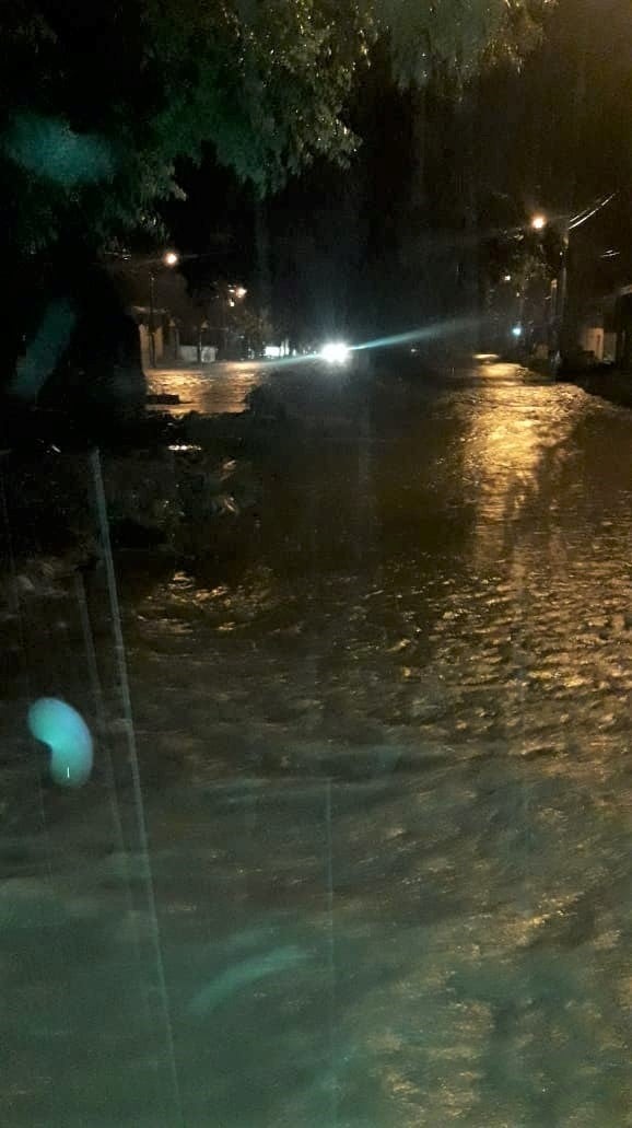 En la madrugada del lunes, el torrente avanzó por las calles del sector del asentamiento "16 de Mayo" e ingresó a las viviendas.