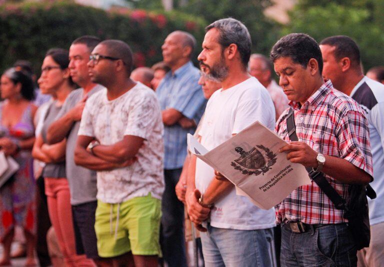 Un hombre lee el Proyecto de Constitución durante una asamblea de discusión en un barrio de La Habana (Cuba)