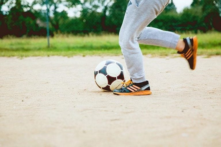 Jugando al fútbol. (web)