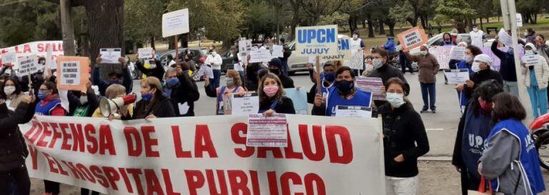 Trabajadores del Hospital Materno Infantil se manifestaron a las puertas del nosocomio.