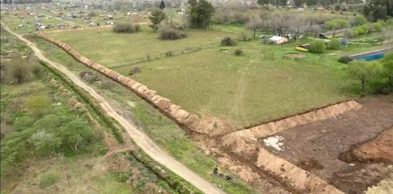 La zanja que constuyeron para protegerse de las toma (Foto: TN)