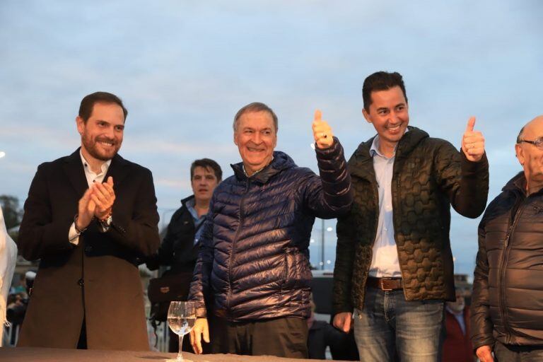 El gobernador junto a Manuel Calvo y Martín Gill.