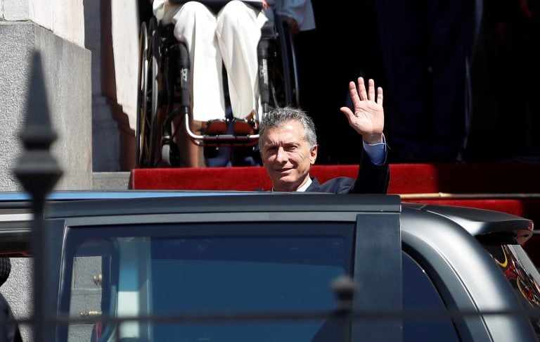 BUE25. BUENOS AIRES (ARGENTINA) 01/03/2018.- El presidente de Argentina, Mauricio Macri se despide al salir hoy, 01 de marzo de 2018, de la inauguración del 136 período de sesiones ordinarias del Congreso de la Nación en Buenos Aires (Argentina). Macri aseguró hoy que ve "con agrado" que el Congreso se apreste a debatir este año sobre una ley del aborto y pidió que "se escuchen todas las voces y se tomen en cuenta todas las posturas" sobre un tema que requiere de un tratamiento "maduro" y "responsable". EFE/David Fernández