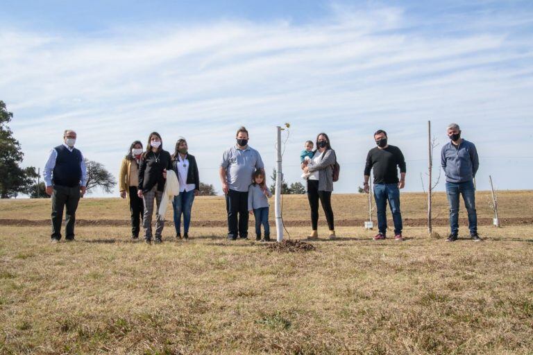 Familia Costantino junto a autoridades municipales en el parque de la vida Marull (Prensa Municipalidad de Marull)