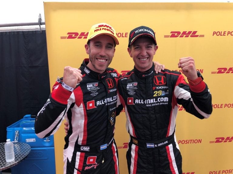 Los argentinos Esteban Guerrieri (a la izq.) y Néstor Bebu Girolami, 1ro y 3ro respectivamente, en la primera clasificación de la quinta fecha de la Copa Mundial de Autos de Turismo (WTCR), en Alemania. Mientras que el bonaerense es líder del torneo, Bebu está tercero.