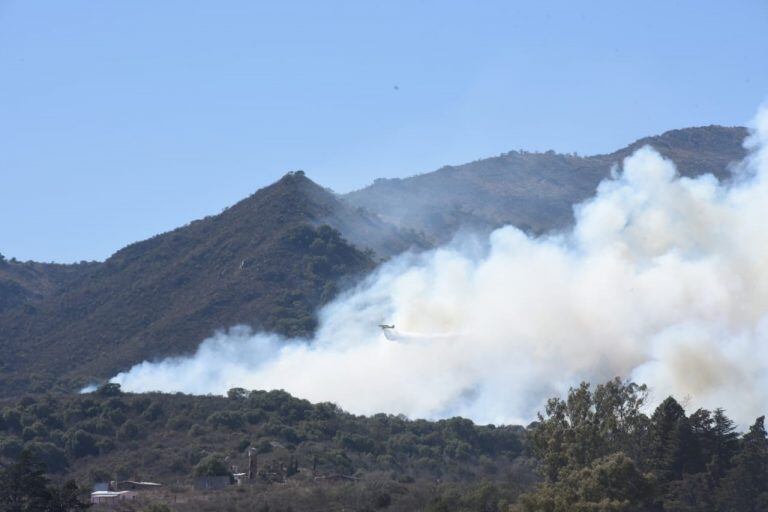 Incendio en Vaquerías, combatido por los bomberos de Córdoba.