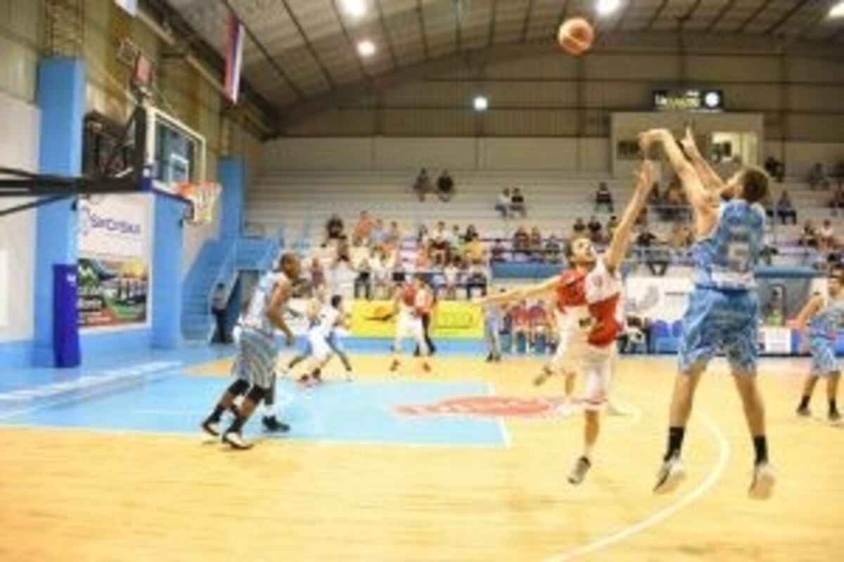 Básquetbol: Oberá derrotó al cordobés San Isidro