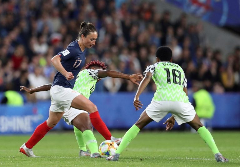 Las anfitrionas esperan ahora rival para su duelo de octavos el domingo en El Havre, donde se medirán con el tercero del grupo C, D, o E. (Foto: AP Photo/Vincent Michel)