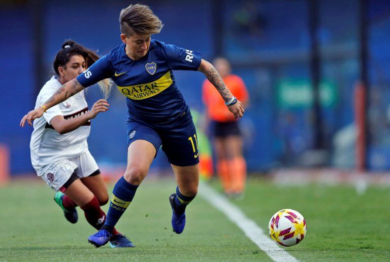 Yamila Rodriguez lucha por la pelota con Mayra Gauna. (AP Photo/Natacha Pisarenko)