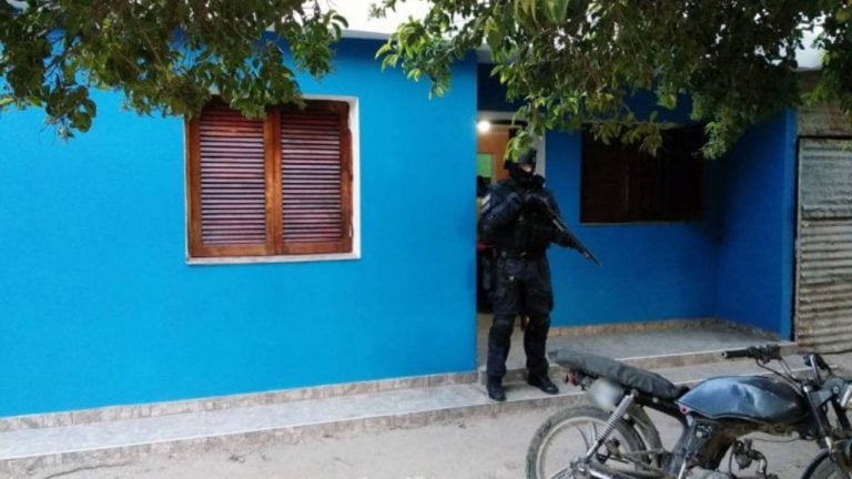 Un perro de la FPA permitió hallar drogas ocultas en una caja de pañales en una casa de Río Tercero.