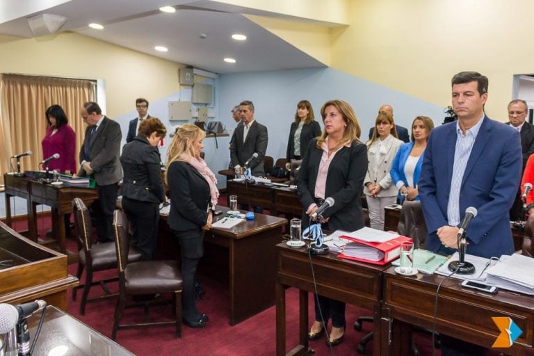 Parlamentarios durante el izamiento de la bandera.