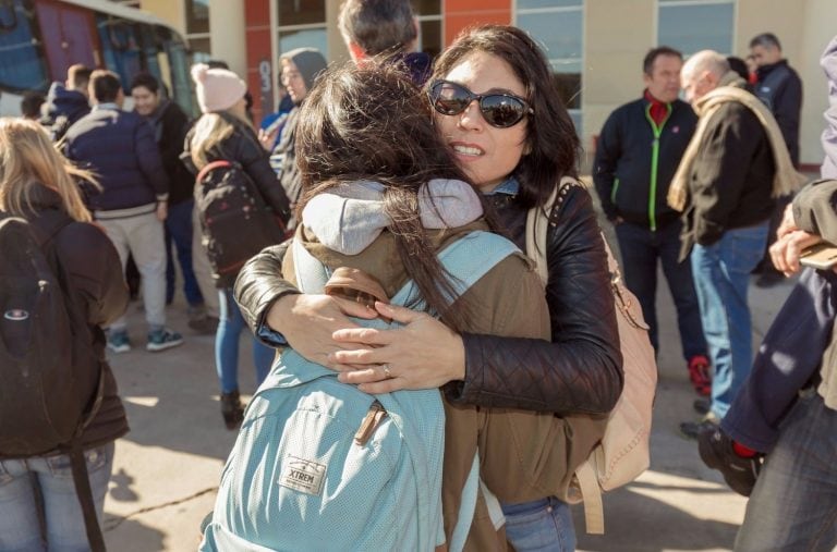 Madre e hija despidiéndose.