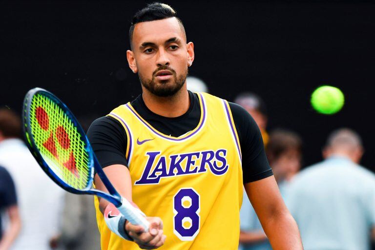 Nick Kyrgios hizo el precalentamiento con la remera de Los Lakers. (AFP)