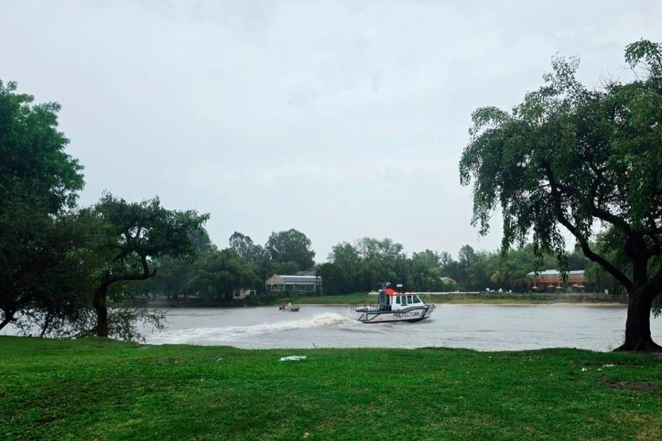 Con buzos tácticos y embarcaciones especiales, prefectura busca al menor desaparecido en el río Gualeguaychú