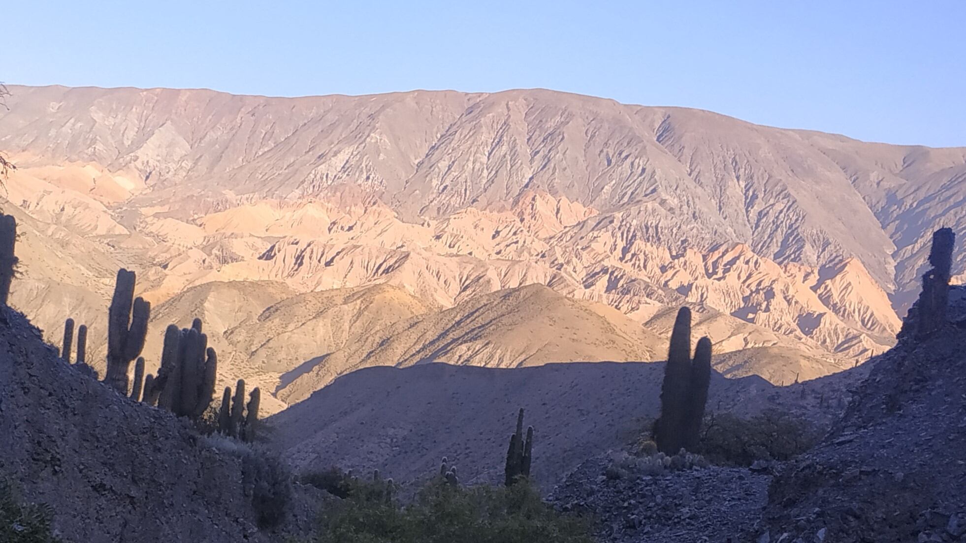 Luces, colores y sombras en un paisaje que acompaña e inspira: "Mientras subís, podes ir pensando y haciendo balances de tu vida", dice Victoria Quintana.