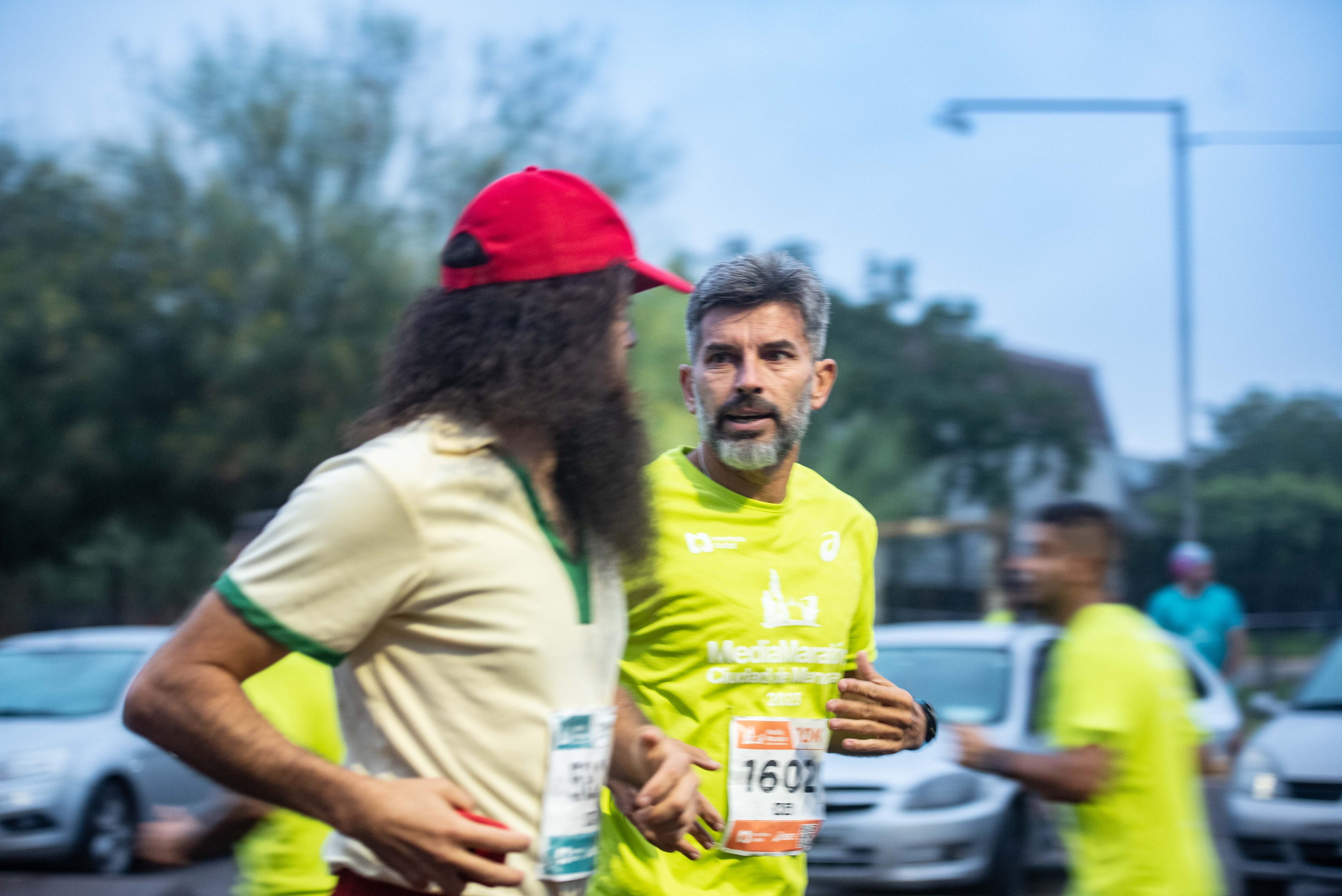 El Forrest Gump chileno corriendo junto al intendente de Capital, Ulpiano Suárez.