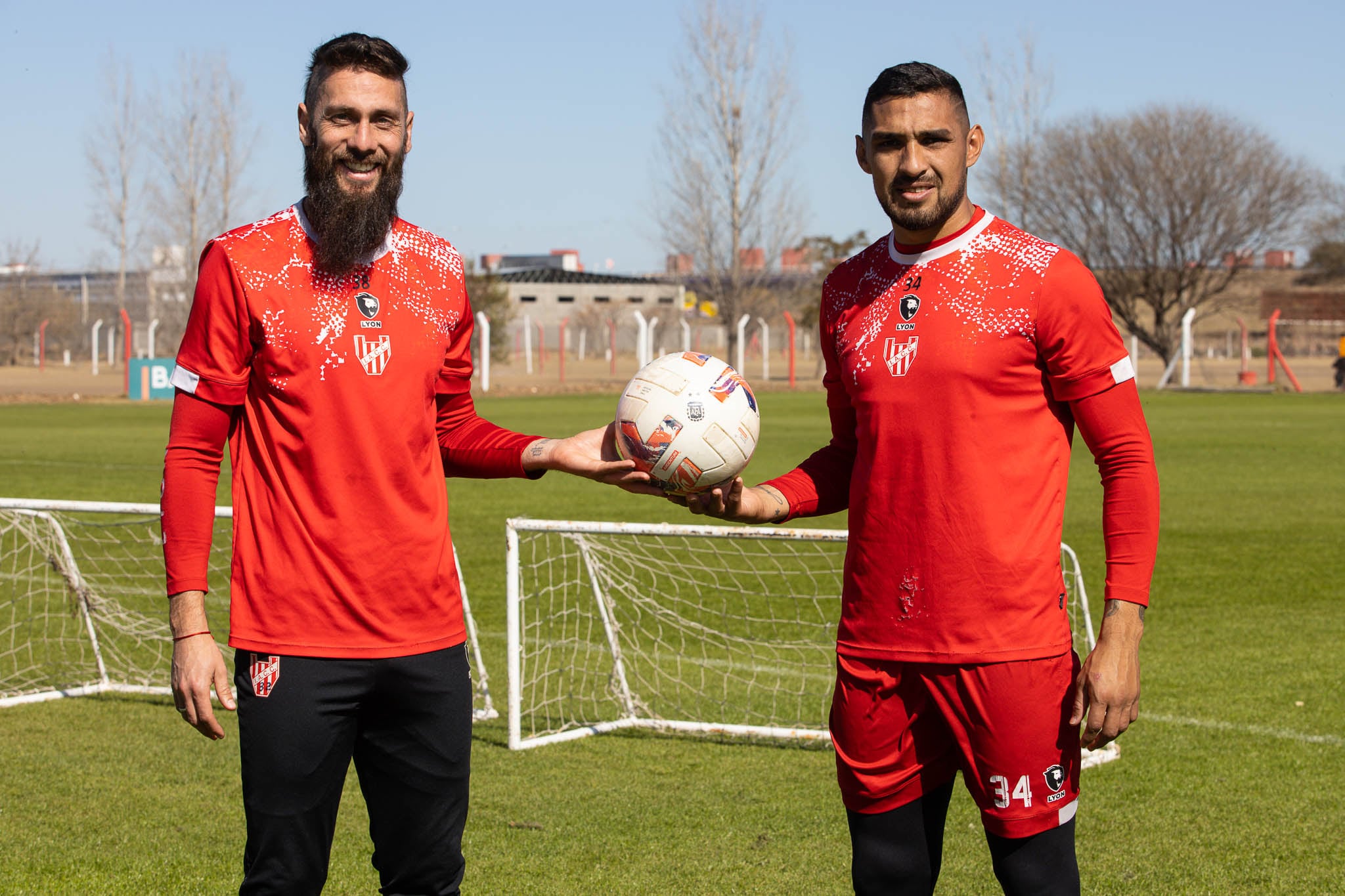 Ezequiel Parnisari y Fernando Alarcón, la zaga de Instituto. El segundo está en duda para este viernes (Prensa IACC).