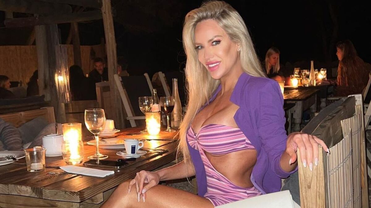 Luciana Salazar no aguantó la ola de calor y se bajó el pantalón y levantó la remera en Instagram