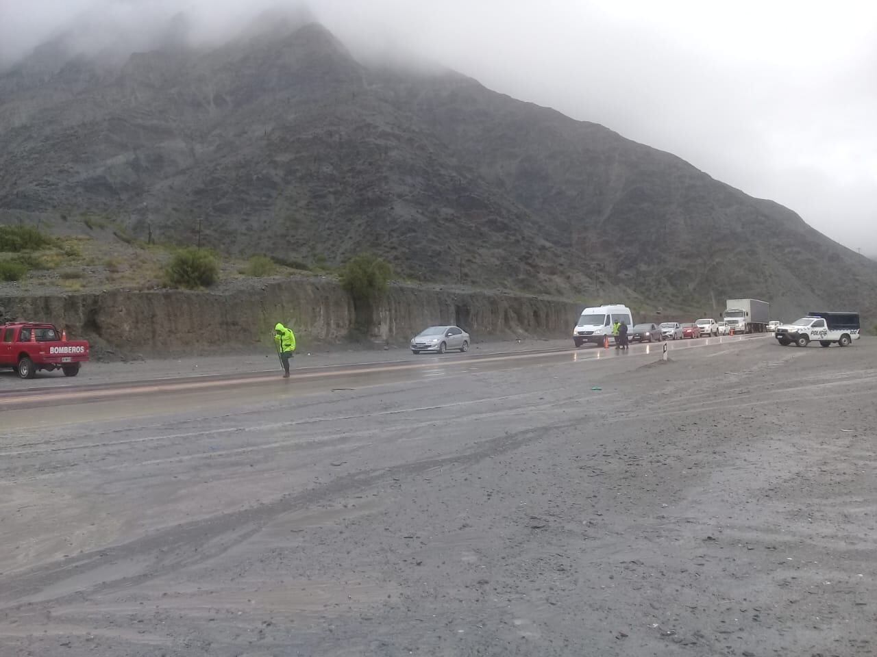 Personal de Vialidad Nacional rehabilitó el tránsito vehicular por ambos carriles en la ruta nacional 9, en el km 1.747, a la altura de Chañarcito.