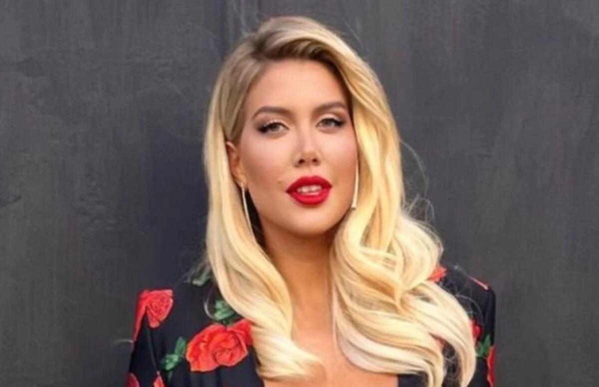 Wanda Nara posó frente al espejo con una malla enteriza fucsia y se llevó miles de likes: “La B de ...”