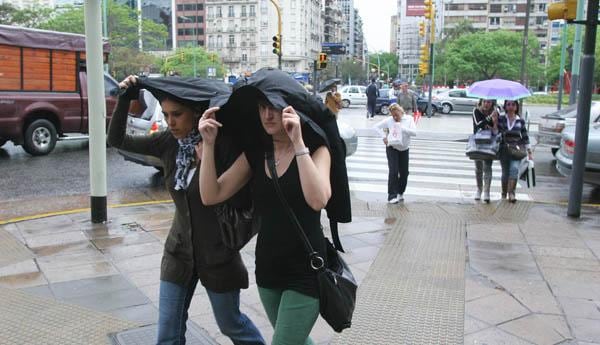 Temperaturas bajas y mucha lluvia, eso es lo que anuncia el SMN. Foto: DYN.