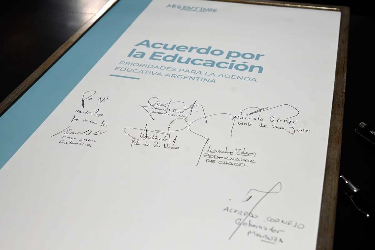 El documento original del "Acuerdo por la Educación", con las firmas de los gobernadores que adhieren a la iniciativa, entre ellos el jujeño Carlos Sadir.