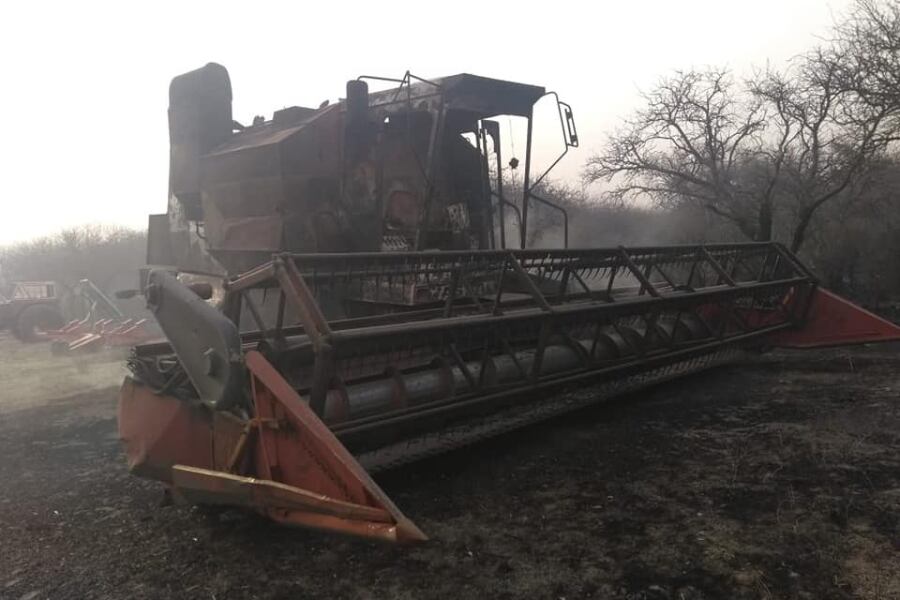 El incendio en Quehué quemó una cosechadora.