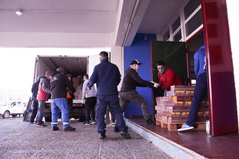 Los alimentos se repartieron en diferentes escuelas donde se armaron los módulos.