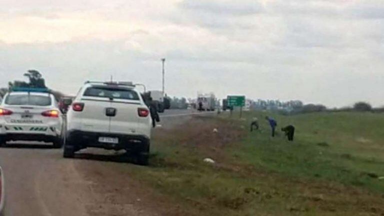 Encuentran vainas servidas a la vera de la autopista, en el marco de la causa por el jefe policial baleado (Virginia Benedetto)