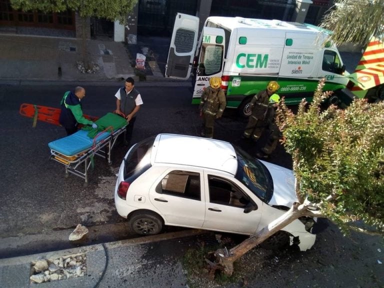 Los dos jóvenes fueron asistidos en el lugar y posteriormente derivados al San Felipe. (Flash 24)