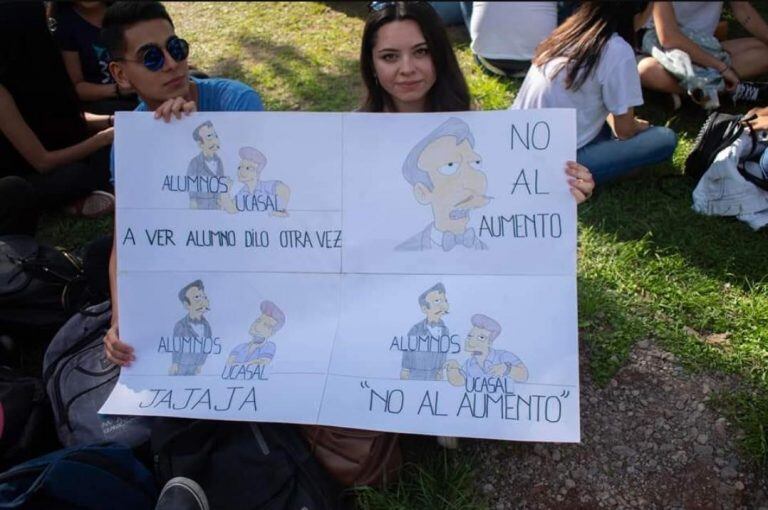 Postales de la protesta por el aumento de aranceles en la UCASAL. (Redes Sociales)