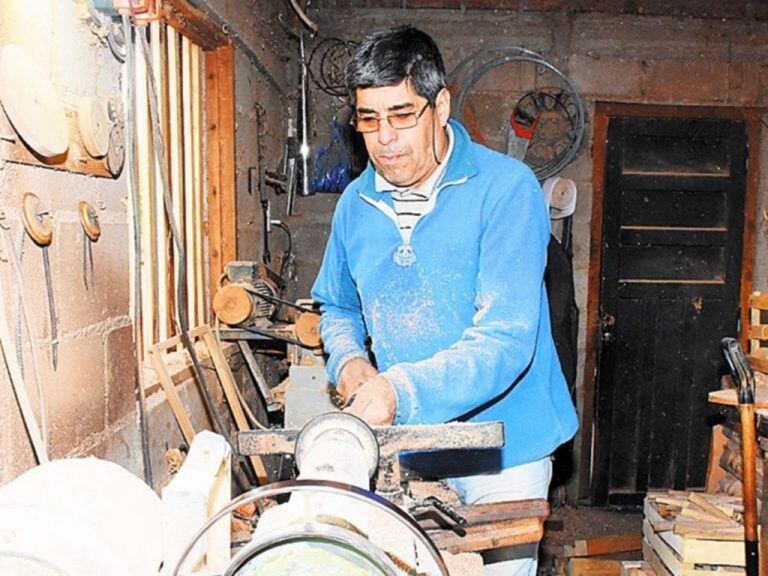 Su trabajo en el torno. Foto: El Diario de la República.