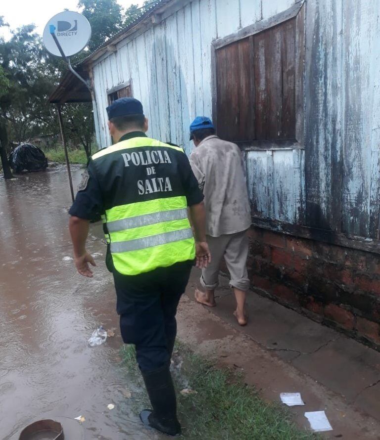 Ya son siete las familias evacuadas por las inundaciones en Orán y Tartagal. (Policía de Salta)