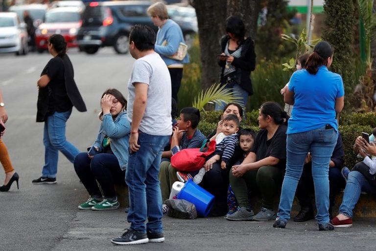 MEX63. CIUDAD DE MÉXICO (MÉXICO), 16/02/2018.- Personas esperan en la calle tras un sismo registrado hoy, viernes 16 de febrero de 2018, en Ciudad de México (México). Un fuerte sismo de magnitud preliminar 7 sacudió hoy la Ciudad de México, así como el centro y el sur del país a las 17.39 hora local (23.39 GMT), con epicentro a ocho kilómetros al noreste de Pinotepa Nacional, estado sureño de Oaxaca, informó el Servicio Sismológico Nacional. EFE/José Méndez