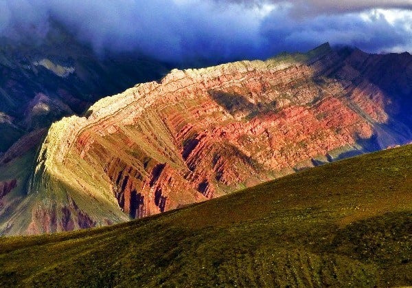 Para llegar hasta el mirador de las serranías del Hornocal hay que recorrer desde el pueblo de Humahuaca, una distancia de 24 kilómetros por un camino de montaña, la Ruta Provincial N° 73.