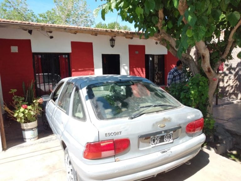 En este domicilio el ladrón chocó contra la camioneta.