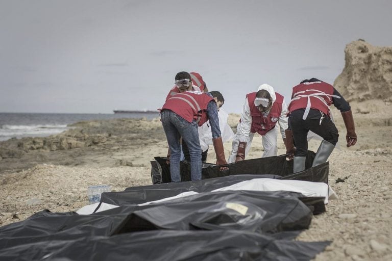 LIB05 AL ZAWIYA (LIBIA) 21/02/2017.- Fotografía facilitada por la Media Luna Roja libia que muestra a voluntarios durante las labores de retirada de docenas de cadáveres de refugiados que murieron ahogados y fueron arrastrados hasta la costa cerca de Al Z