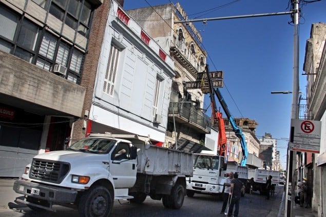 Este domingo el Municipio extrajo el viejo cartel del Hotel Marconi sobre calle San Juan. (Prensa Municipio)