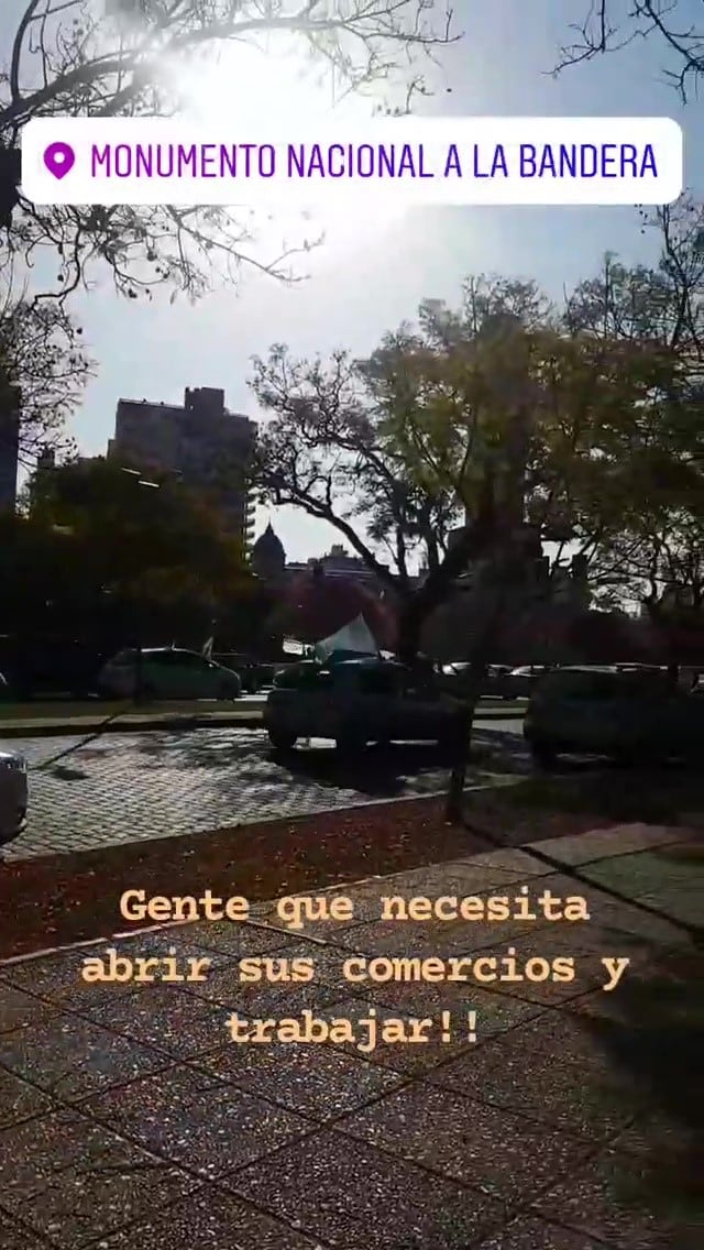 Los autos que se sumaron a la caravana de protesta llevaban banderas argentinas. (@maru.llorente)